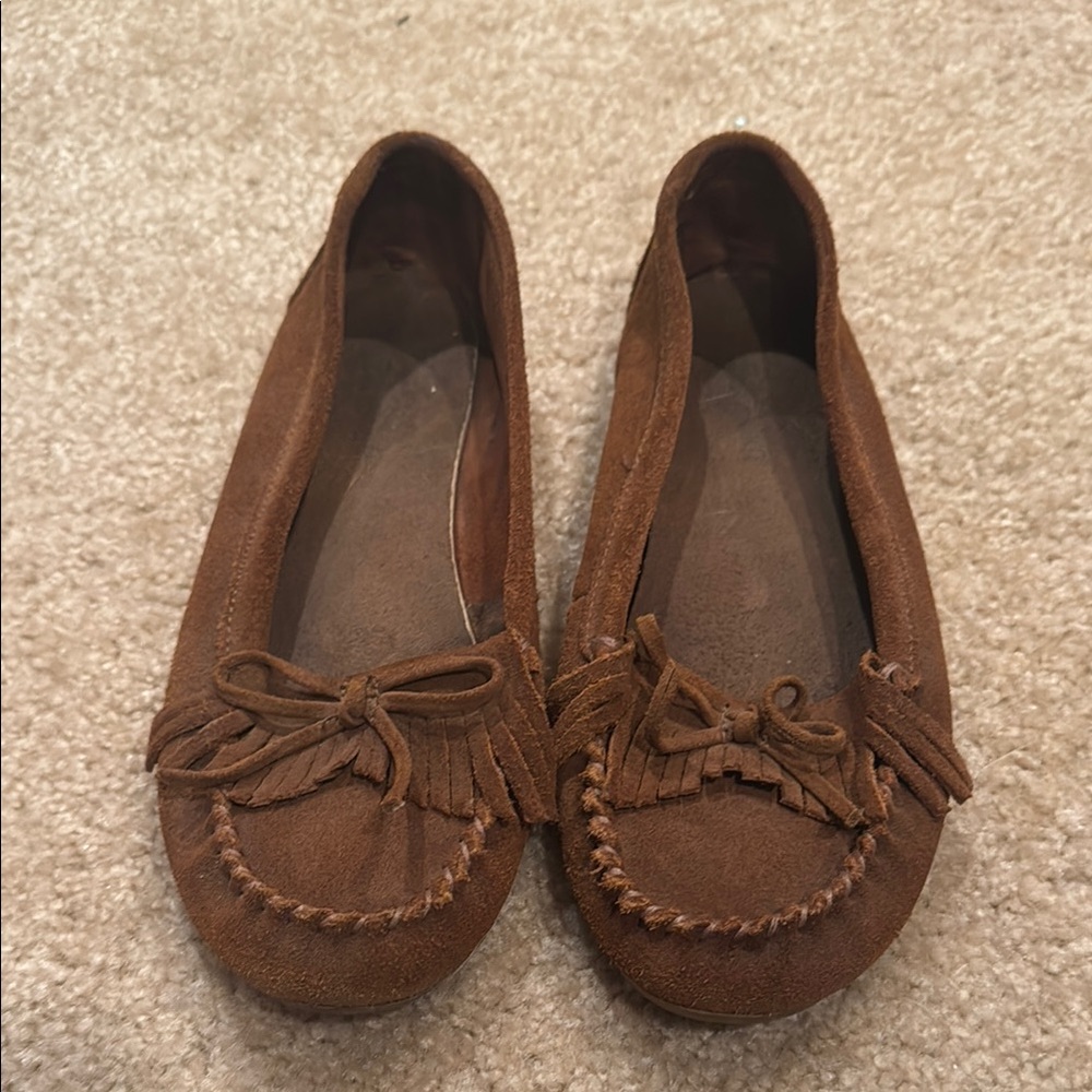Brown Suede Minnetonka Moccasin Flats with Bow - size 8.5